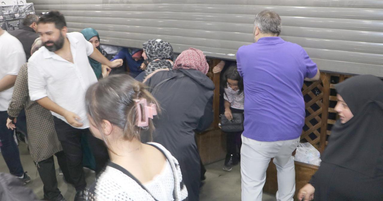 Kalabalık kapıların açılmasıyla mağazaya akın etti