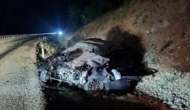 Otobüs otomobille çarpıştı: 1 ölü, 8 yaralı