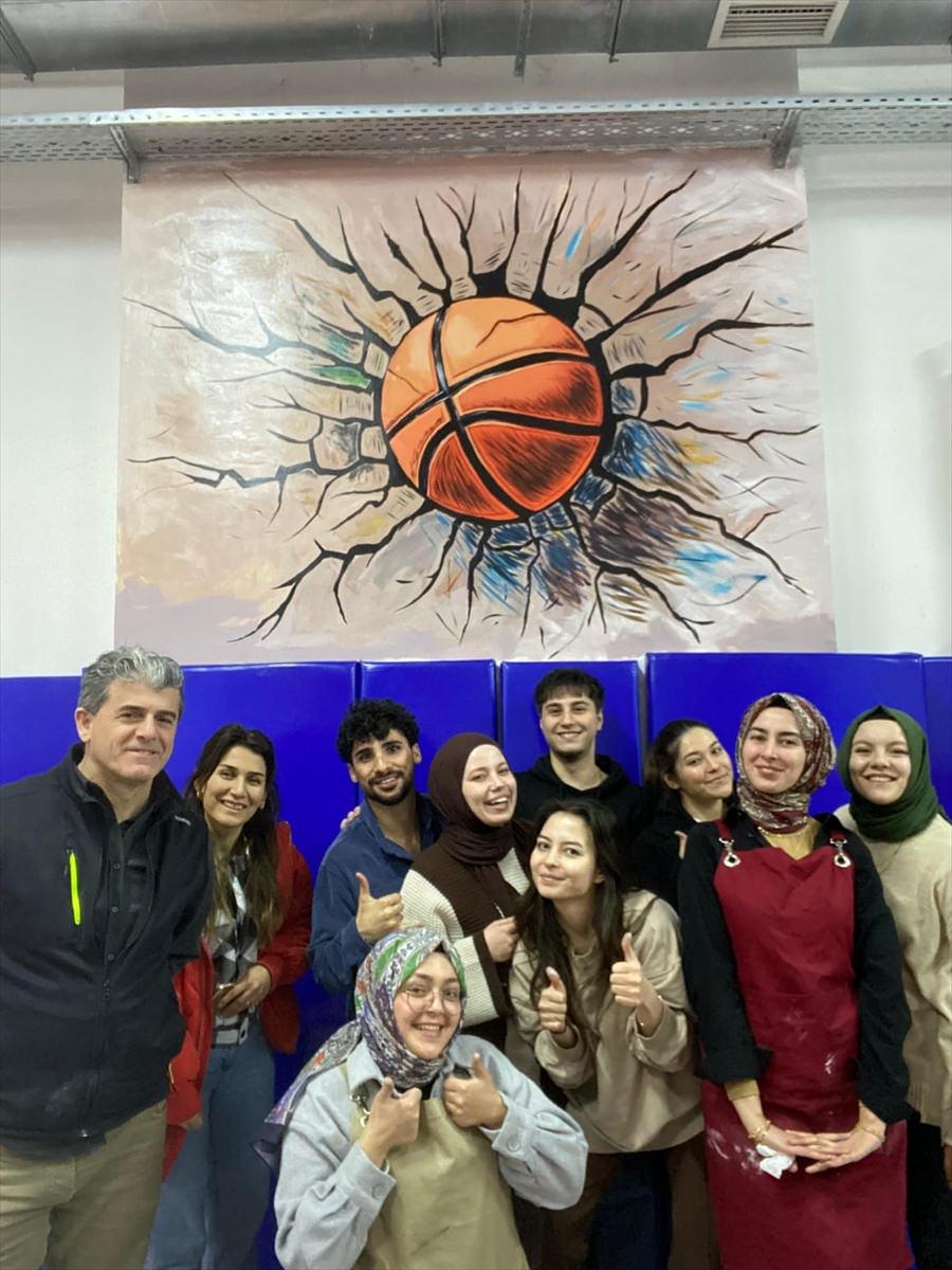 Konya'da üniversite öğrencileri okul duvarlarını renklendiriyor