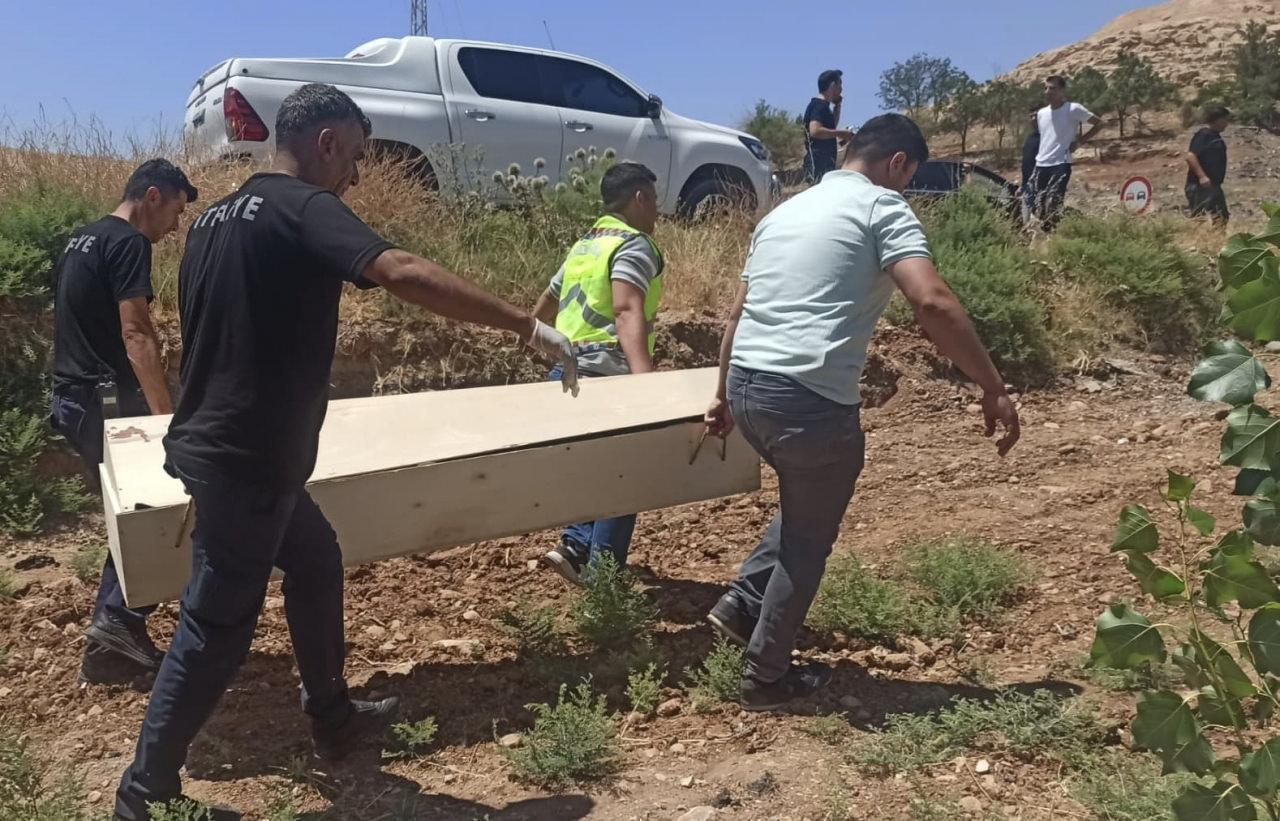 Mardin'de devrilen otomobildeki bir kişi öldü.