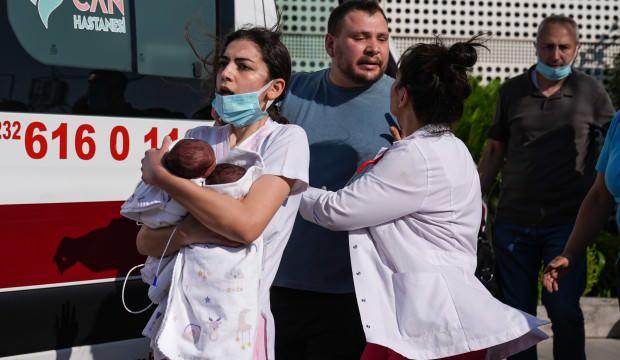 İzmir'de hastanenin yanında büyük yangın: Hastalar nakliye edildi, Bakanlık'tan açıklama