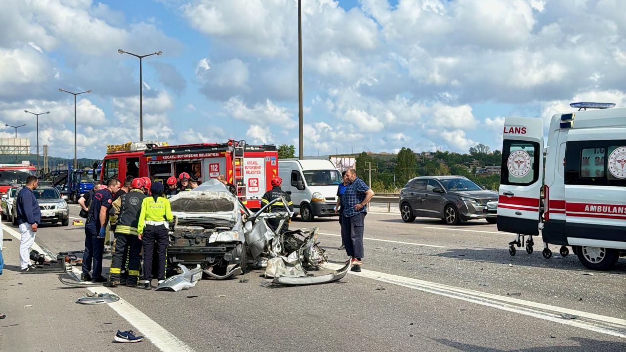 Anadolu Otoyolu'nun Kocaeli kesiminde otobüsle çarpışan otomobildeki 3 kişi yaralandı.
