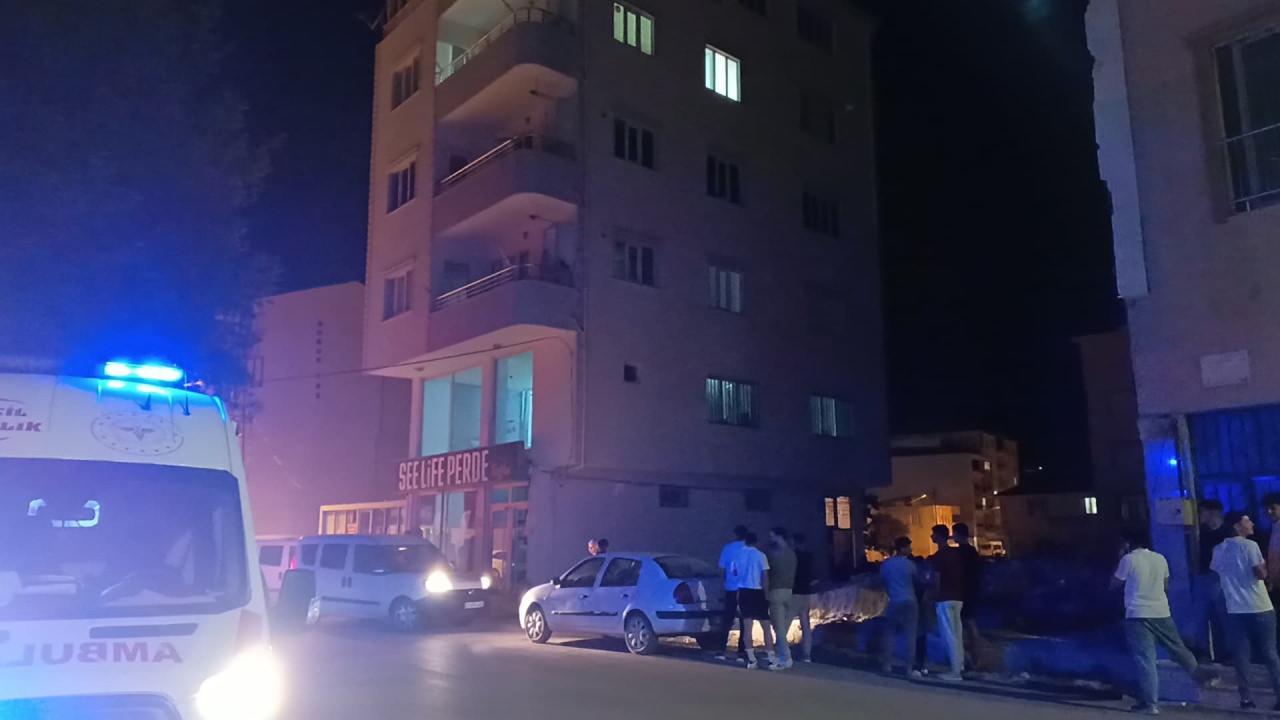 İhbar yapılan evin çevresinde ekipler ve vatandaşların görüntüsü