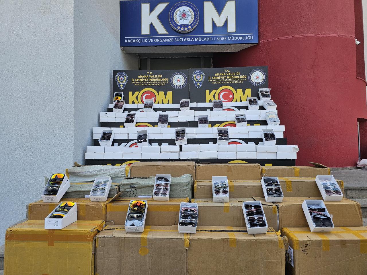 Adana'da 14 milyonluk kaçak güneş gözlüğü ve telefon ele geçirildi.