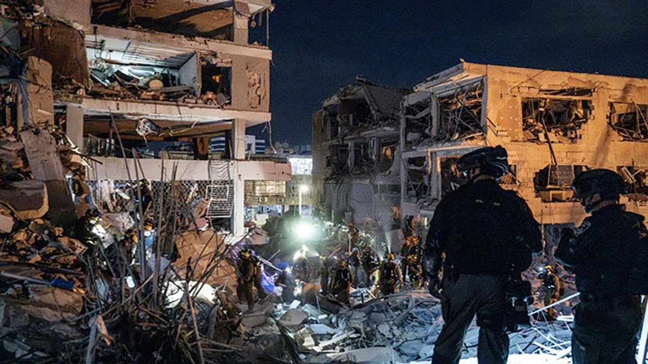 Tel Aviv'e füze yağdı