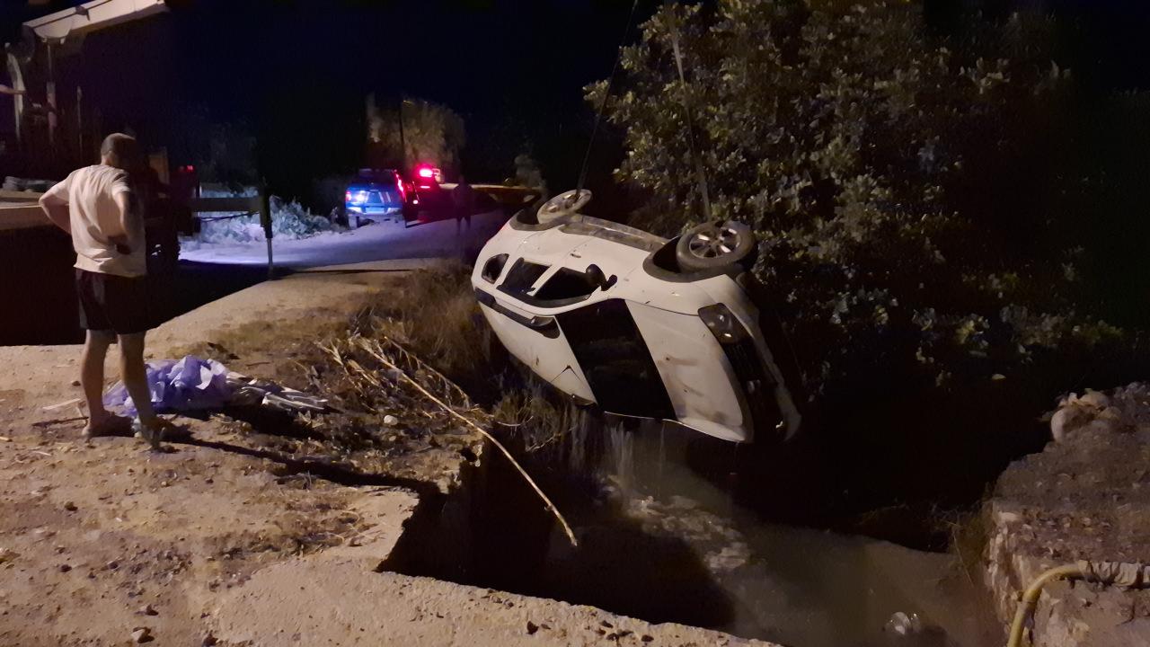 Antalya'nın Manavgat ilçesinde otomobilin sulama kanalına devrilmesi sonucu 2 kişi hayatını kaybetti.