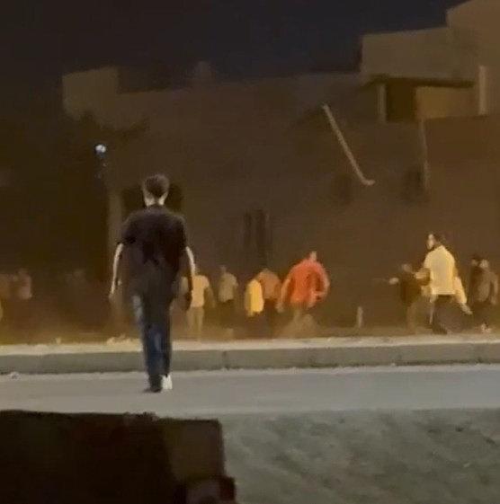 İki aile arasında çıkan kavga kameraya yansıdı.