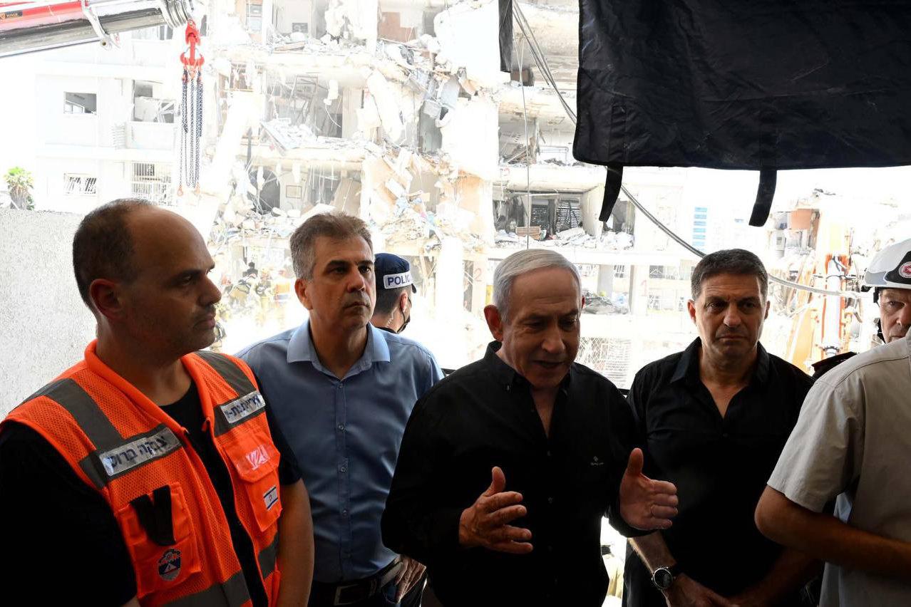 Netanyahu, bir apartmanın hasar aldığı Tel Aviv yakınlarındaki Bat Yam kentinde incelemelerde bulundu