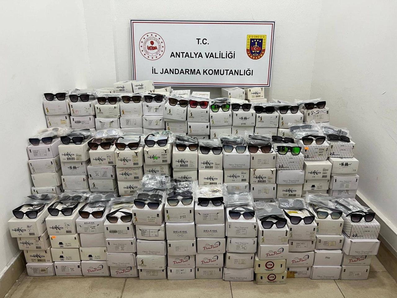 Antalya’da 16 bin adet kaçak güneş gözlüğü yakalandı.