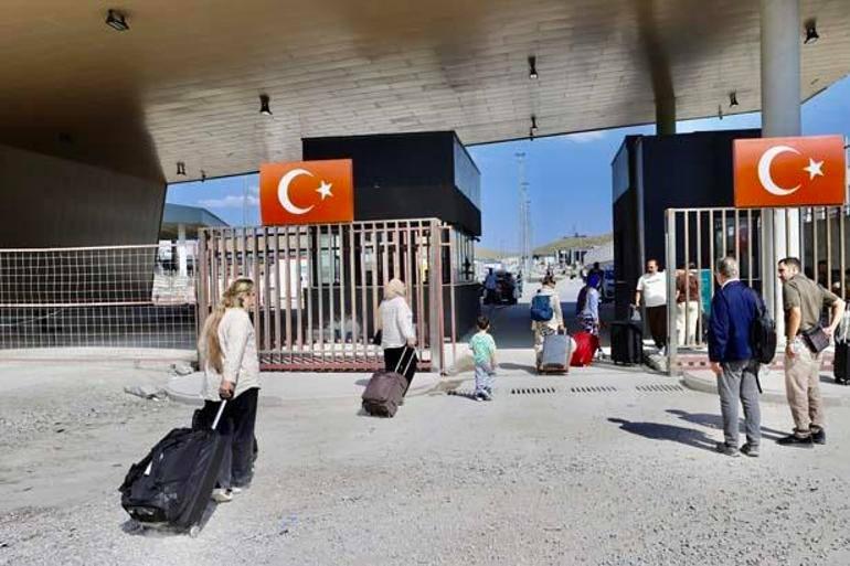 İran vatandaşları kara yolunu kullanarak ülkelerine dönmeye başladı.