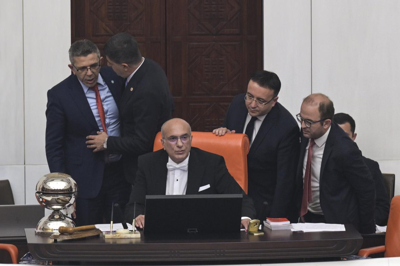 İYİ Parti Denizli Milletvekili Yasin Öztürk ile Başkanvekili Tekin Bingöl arasında tartışma yaşandı.