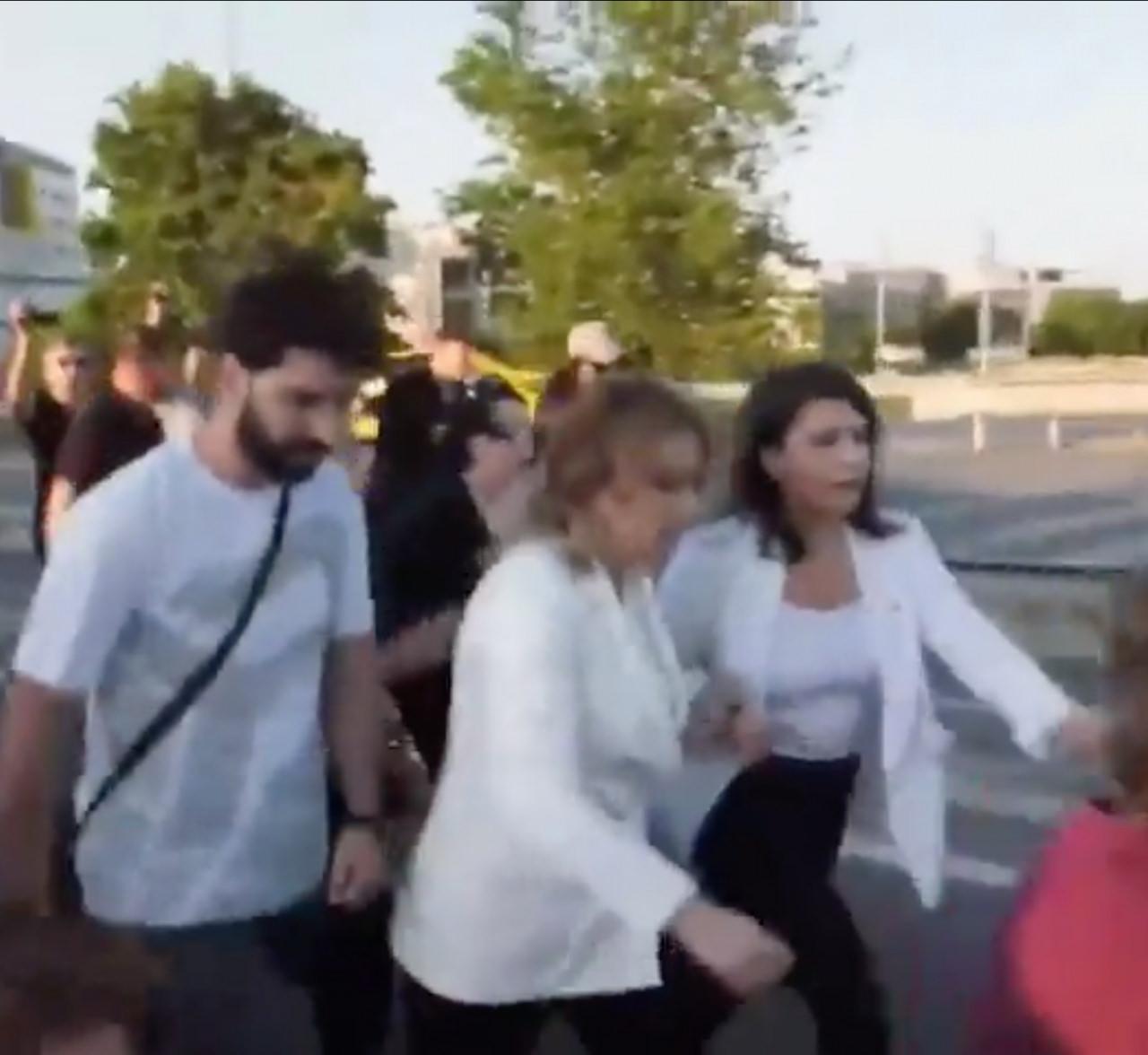 CHP Kadın Kolları Başkanı Asu Kaya'nın koşmaya çalıştığı anlar