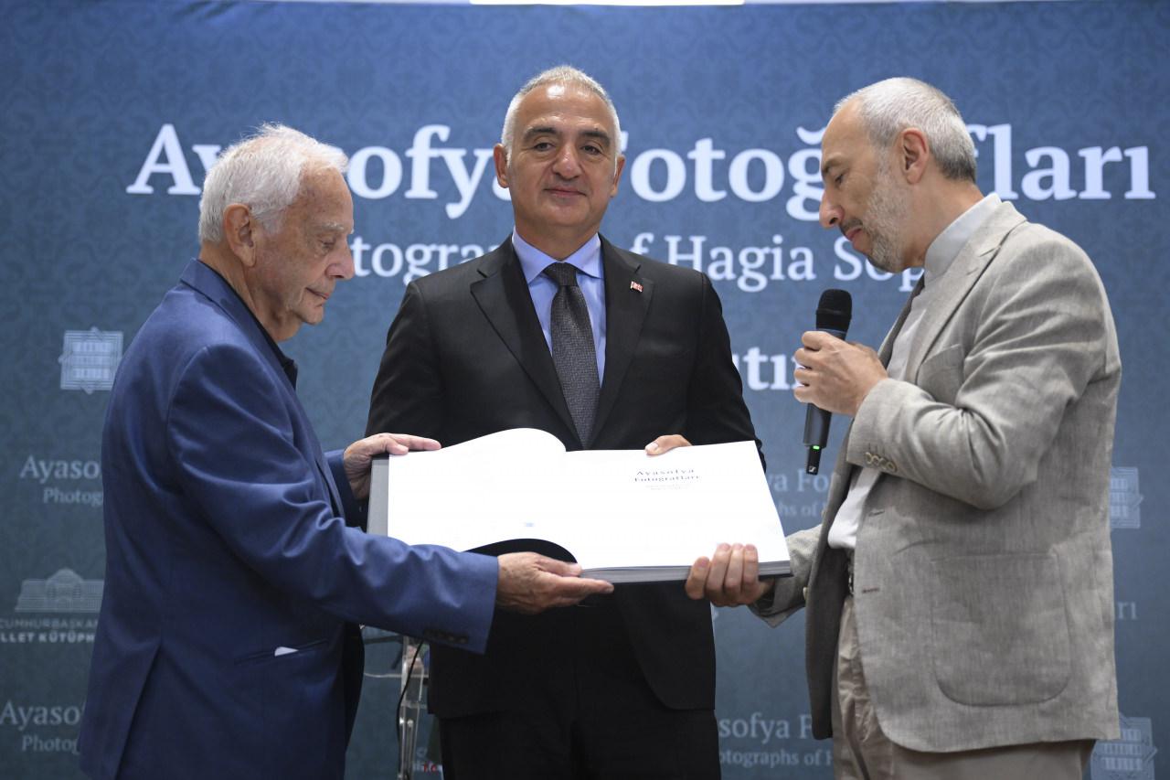 Programa, kitapta fotoğrafları yer alan fotoğraf sanatçıları İzzet Keribar (solda) ile Mehmed Özçay (sağda) da katıldı.