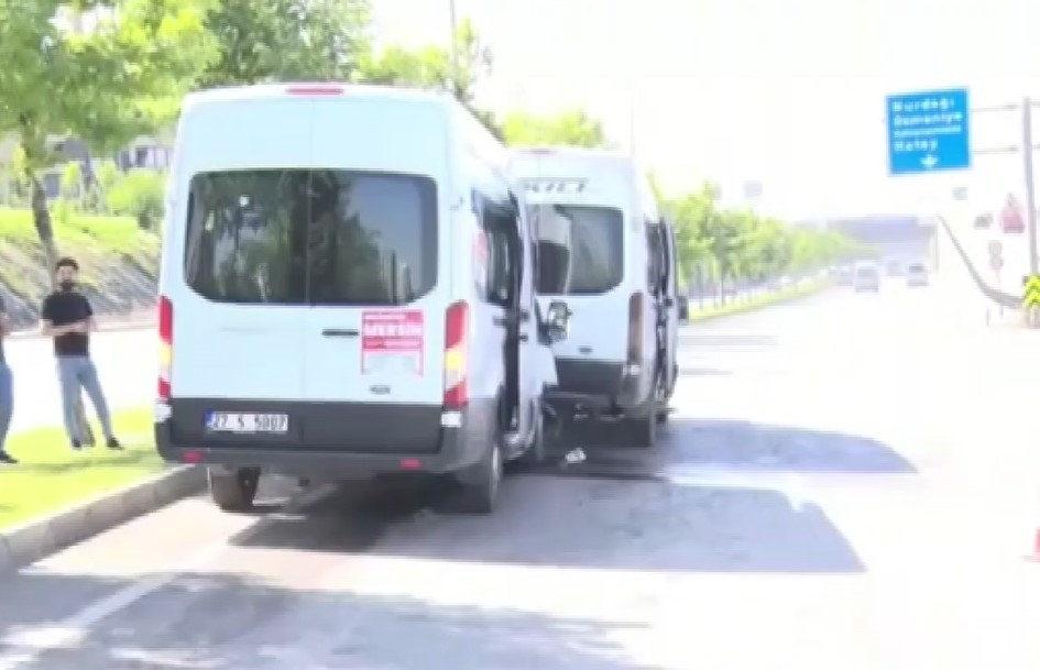 Kaza yapan servislerin arkadan görüntüsü