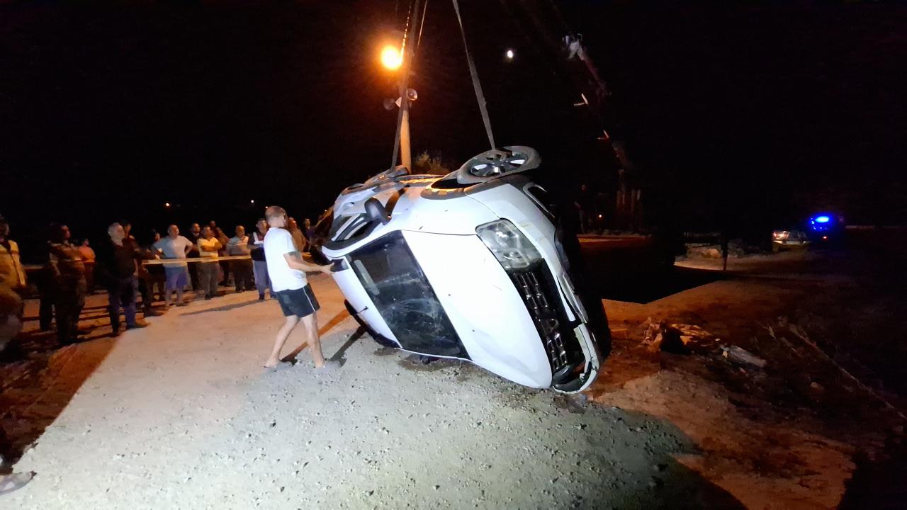 Antalya'nın Manavgat ilçesinde otomobilin sulama kanalına devrilmesi sonucu 2 kişi hayatını kaybetti.