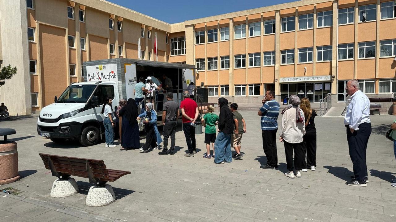 Veliler, sınavda ter atan öğrencileri beklerken ikramların tadına baktı.