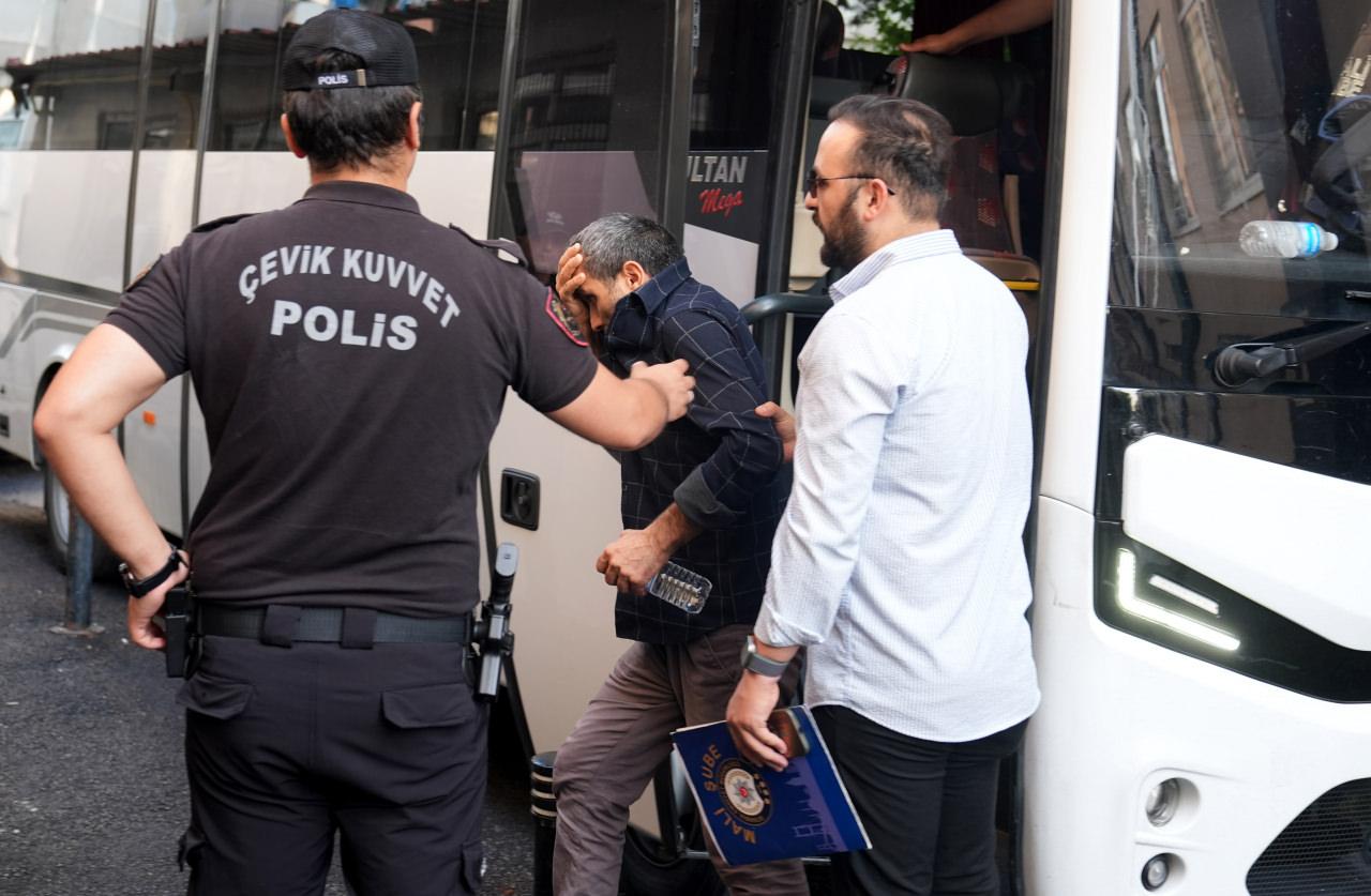 Ekipler, İstanbul, Mersin ve Tekirdağ'da düzenledikleri eş zamanlı operasyonda Prof. Dr. M.M, Doç. Dr. V.E, uzman doktor Y.S ile M.F, A.A, A.Ç.B, O.B, O.Ö, Ö.A, E.Ö. ve Y.Ö'yü gözaltına almıştı.