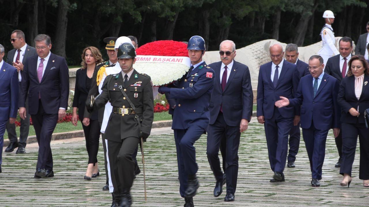 Numan Kurtulmuş, Başkanlık Divanı üyeleriyle Anıtkabir'i ziyaret etti.