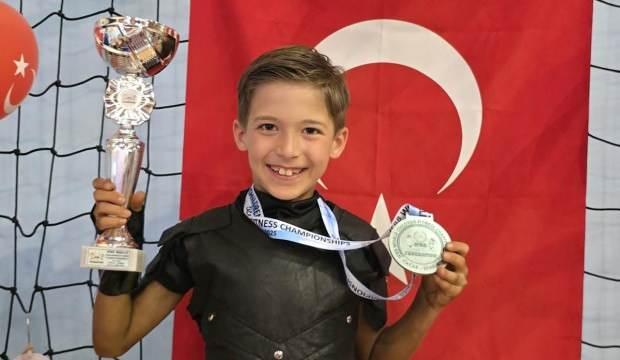 Balıkesir'den çıkan 8 yaşındaki çocuk fitness şampiyonasında tarih yazdı