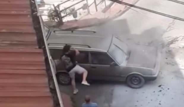 Beyoğlu'nda aracı yanan sürücü sinirden camları kırdı