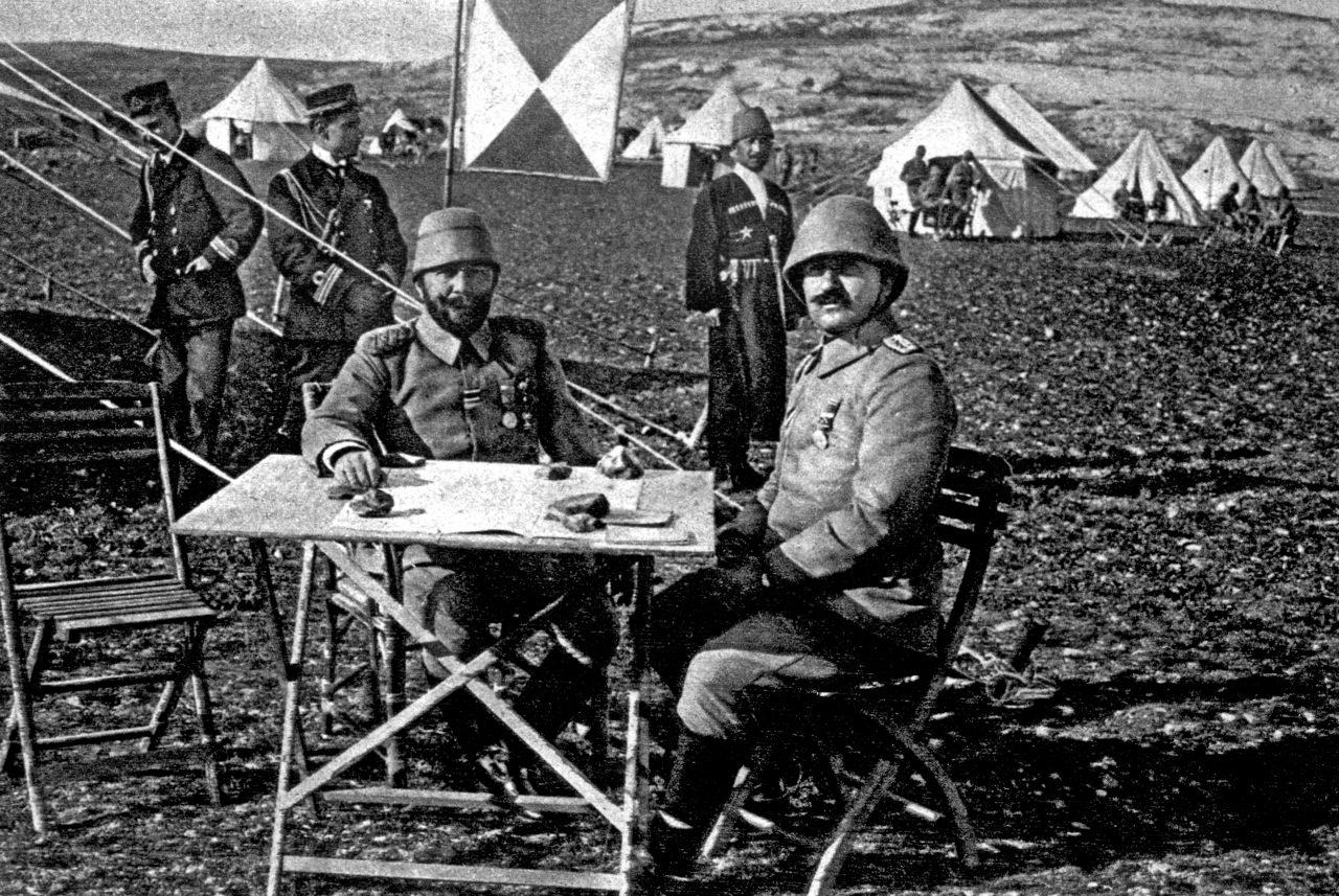İttihatçı Enver Paşa ve Talat Paşa 1. Dünya Savaşı'nda cephede.