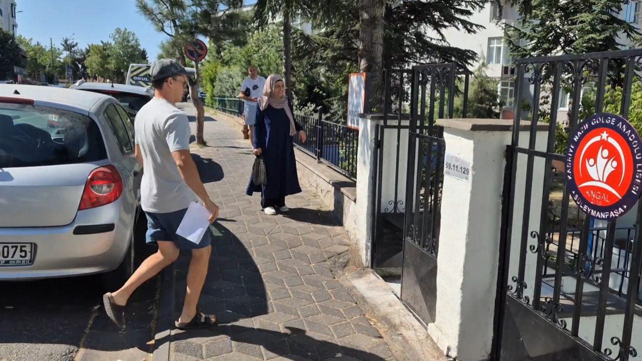 Sınava yetişmeye çalışan öğrencilerden görüntü