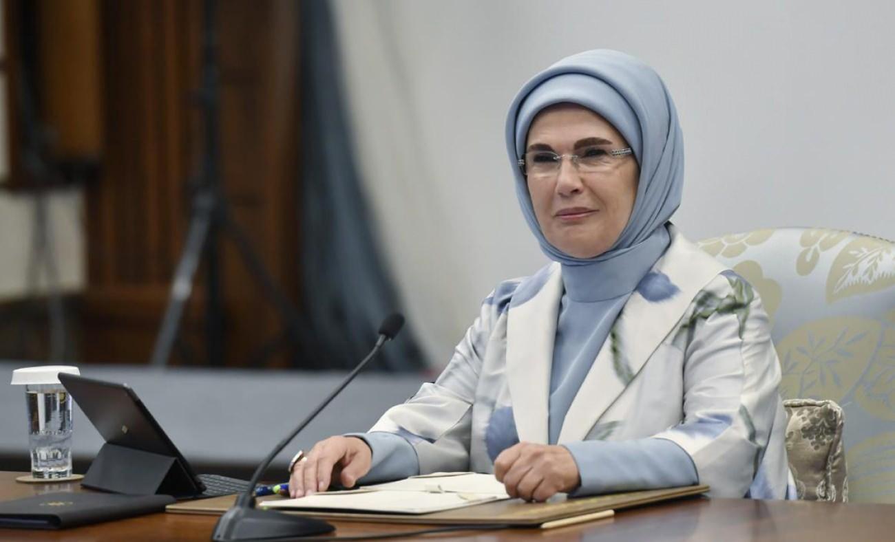 Emine Erdoğan "Ulusun Annesi" sergisinin anı defterini imzaladı