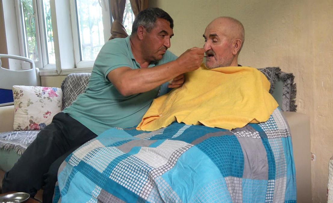 6 yıldır felçli babasına bakıyor.