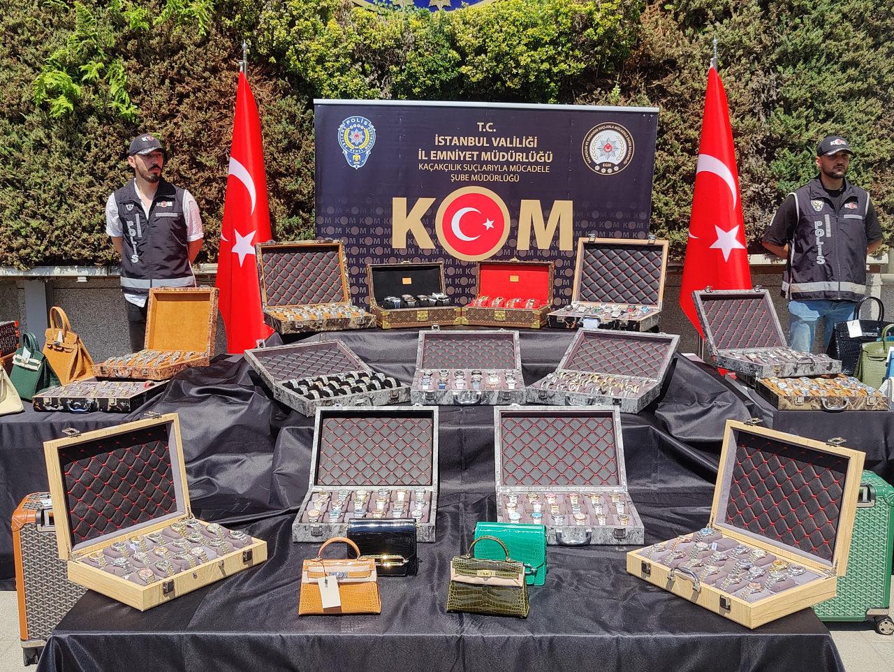 Kaçak çantaların yanı sıra kaçak saatlere de el konuldu.