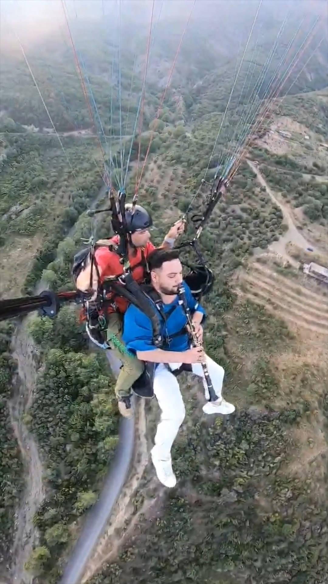 Paraşütle uçarken klarnet çalma görüntüsü