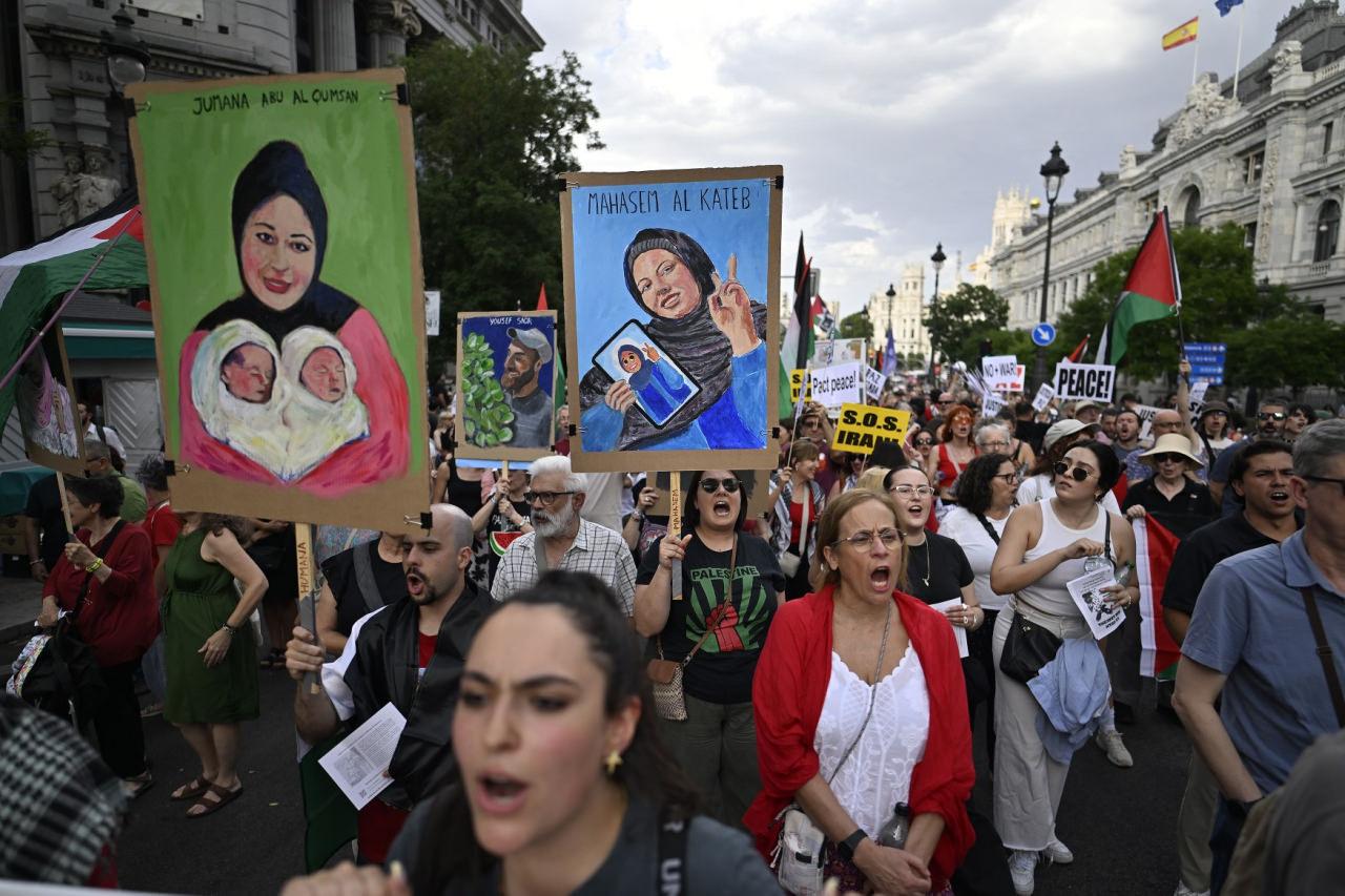 Madrid'de binlerce kişi, İsrail'in Gazze'de yaptığı soykırıma 
