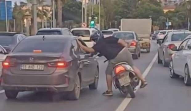 Motosikletli, trafikte tartıştığı sürücünün aracına vurdu