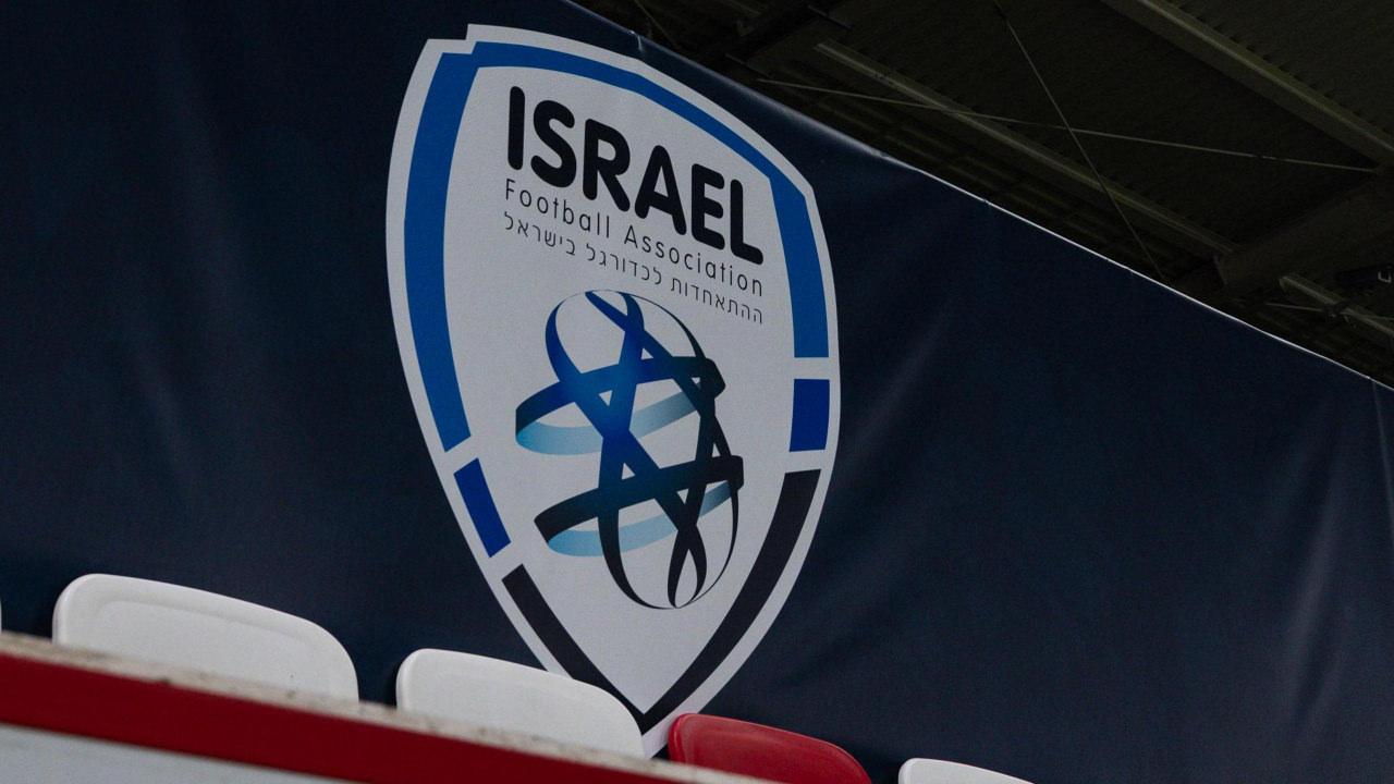 Arka planda İsrail Futbol Federasyonu logosu görülüyor.