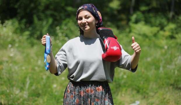 Tarlada annesine yardım ediyor, minibüse 3 kilometre yürüyor: Hayali altın