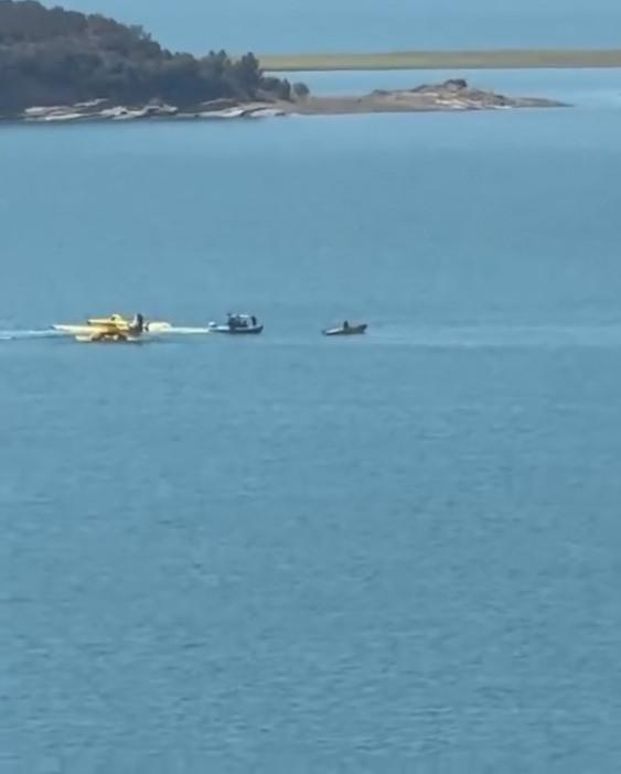 Deniz polisi tarafından kurtarılan uçaktaki 2 pilot, hastaneye kaldırıldı. 