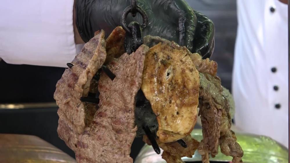 500 derece ısıtılan topuzda pişen kebabı gören şaşırıyor