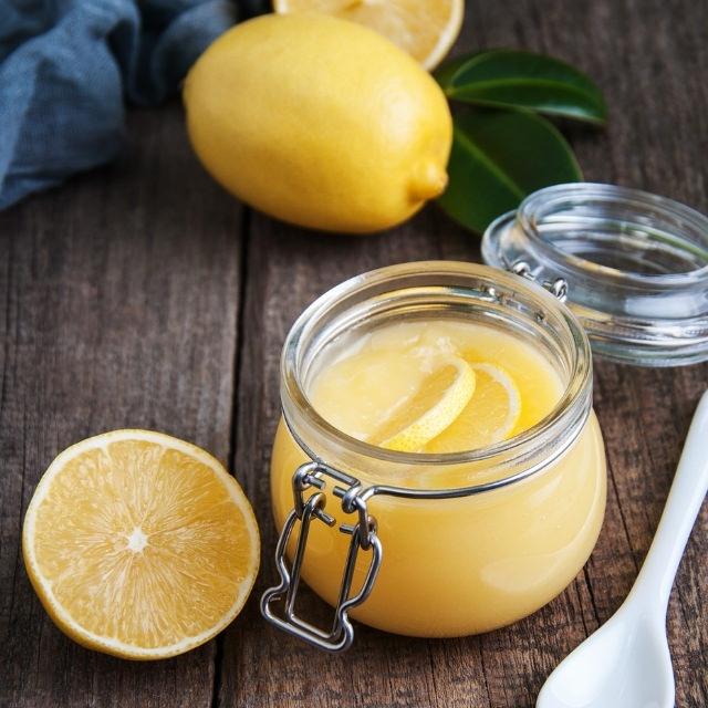 kavanozda limonlu muhallebi yanında limon dilimi