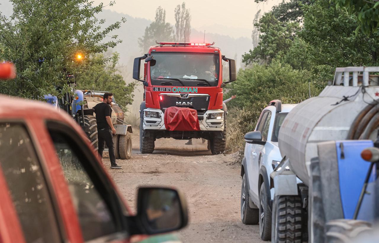 Orman yangınları ile ekipler canhıraş bir şekilde mücadele etti.