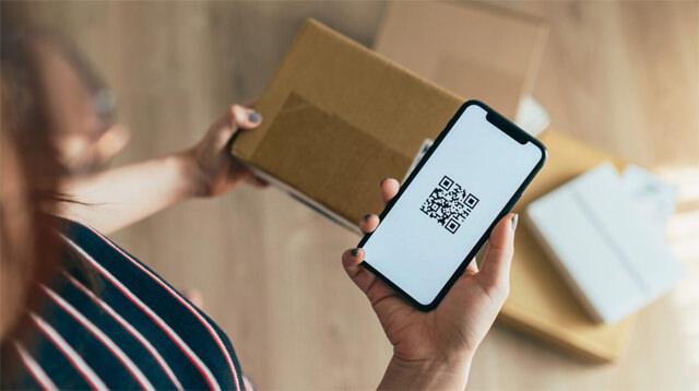 Kargo üzerinde QR kodu taratan biri
