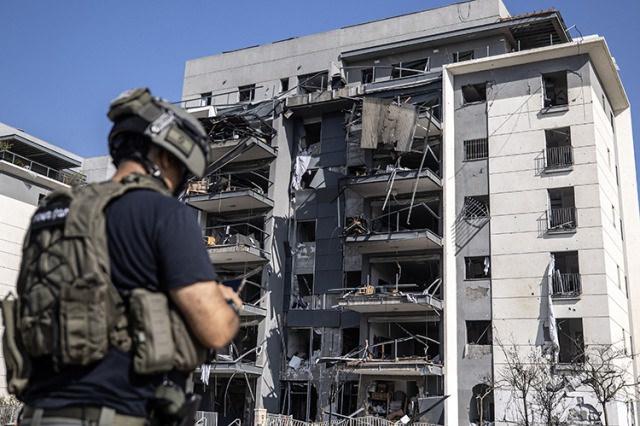İran'ın İsrail'e yönelik saldırıları sonrası birçok şehirde yıkım meydana geldi.