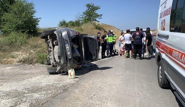 3’ü çocuk 5 kişinin içinde olduğu otomobil takla attı