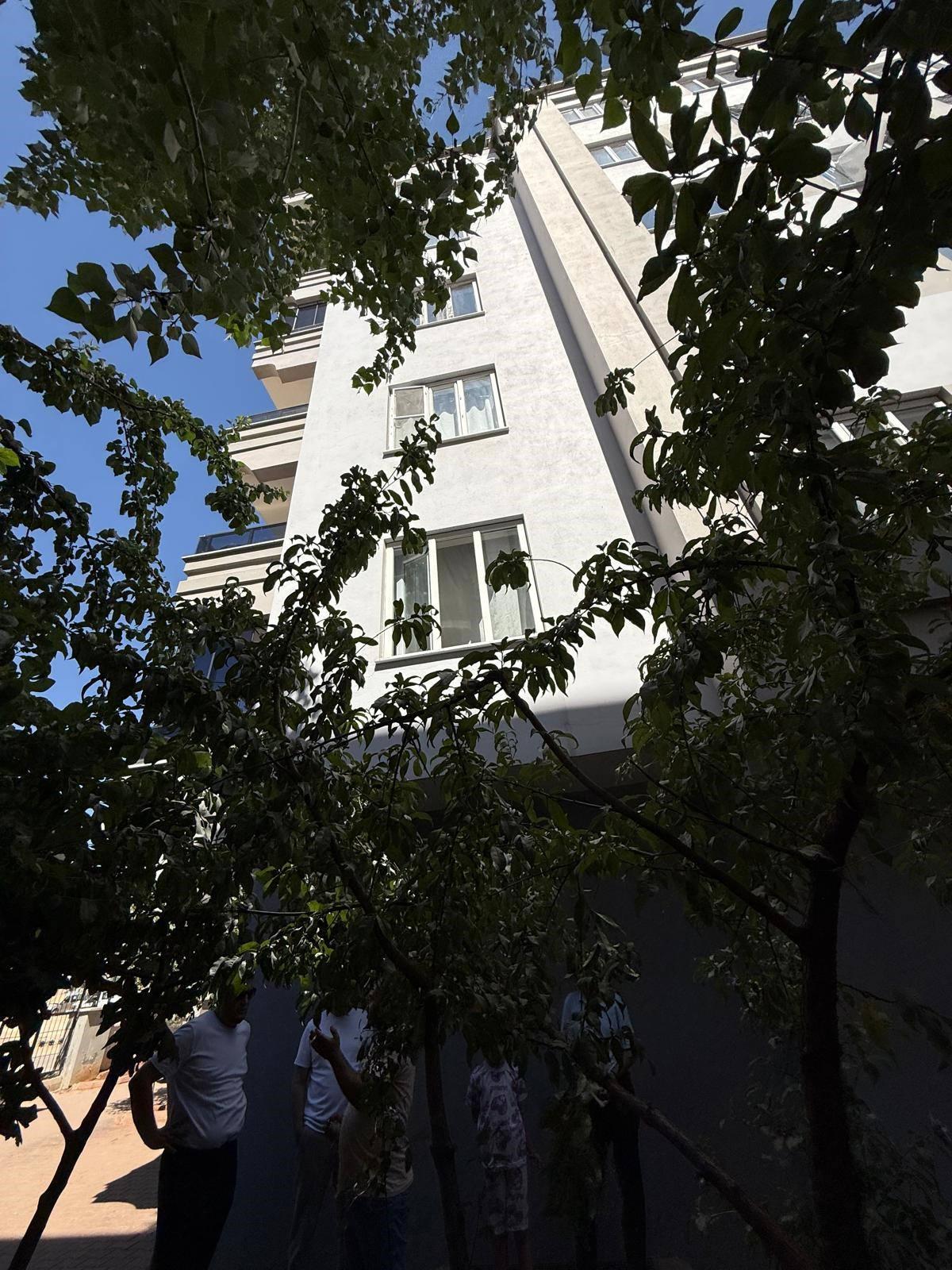 Emel Akbaş Bayhan'ın düştüğü apartman bahçesi.