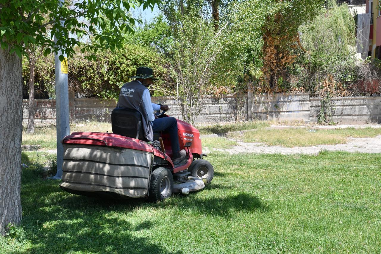 Park ve bahçe düzenleme çalışması titizlikle yürütülüyor. 