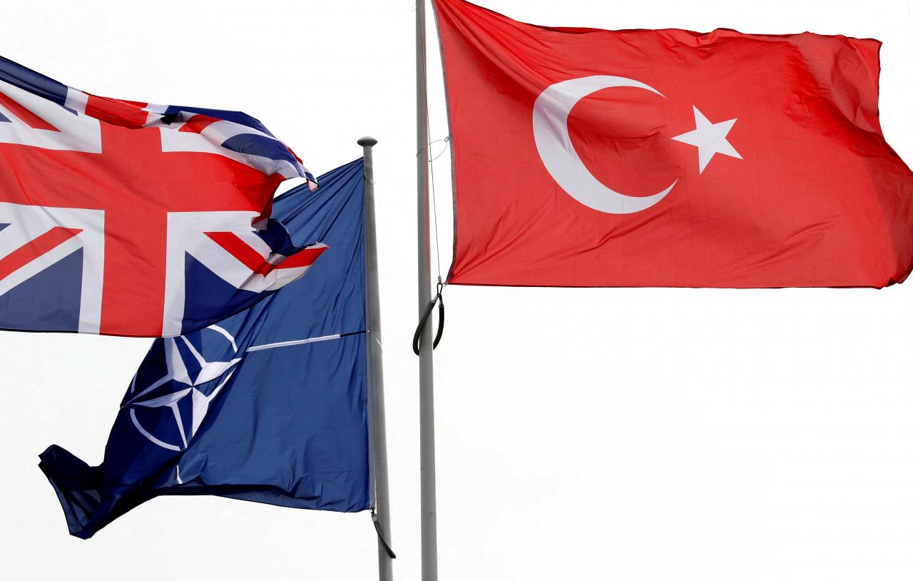 İngiltere, Türkiye ve NATO bayrakları