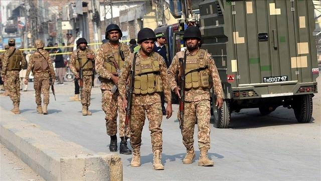 Pakistan'ın Afganistan'a sınırı bulunan Hayber Pahtunhva eyaletinde düzenlenen bombalı saldırıda ilk belirlemelere göre 13 asker hayatını kaybetti.