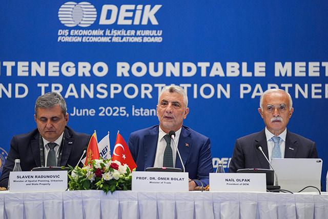 Ticaret Bakanı Ömer Bolat (ortada), İstanbul Kongre Merkezi'nde düzenlenen Küresel Ulaştırma Koridorları Forumu kapsamında gerçekleştirilen Türkiye-Karadağ Yuvarlak Masa Toplantısı'na katılarak konuşma yaptı.