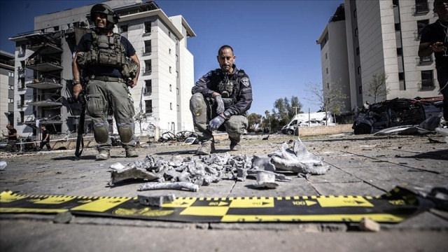 İran'ın İsrail'e yönelik saldırıları sonrası birçok şehirde yıkım meydana geldi.