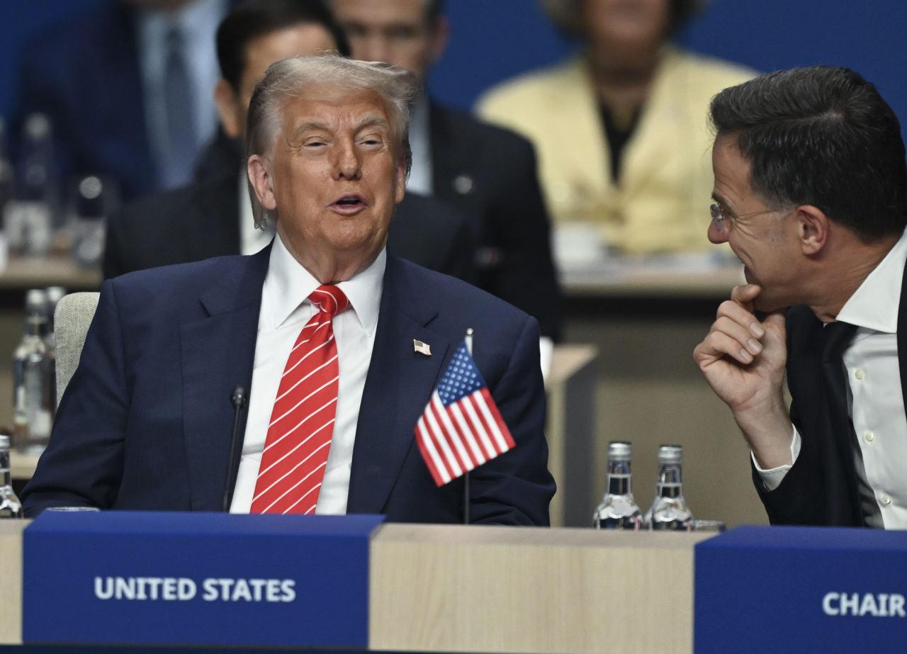 Trump, NATO Zirvesi'ne katıldı.