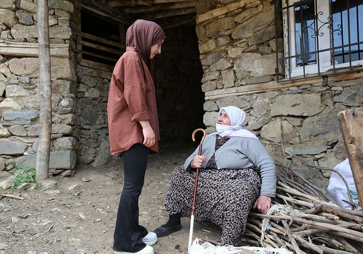 Yeni seçilen kadın muhtar, köyüne hizmet için kolları sıvadı