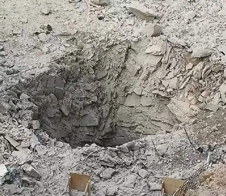 Pentagon'un yayımladığı görüntülerde, Fordo yüzeyinde sığınak delici bir bombanın bıraktığı izler görülüyor.